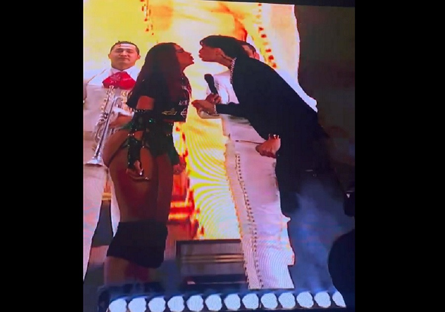 Graban beso entre Peso Pluma y la cantante Anitta