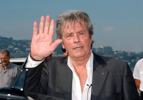 Murió Alain Delon, icónico seductor y figura polarizadora del cine francés, a los 88 años