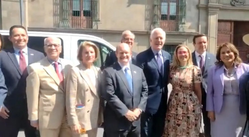 Se reúne AMLO con congresistas de EU en Palacio Nacional