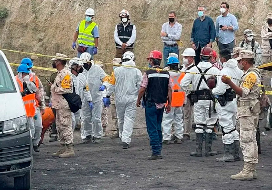 Rescatan cuerpos de mineros atrapados en mina de Múzquiz