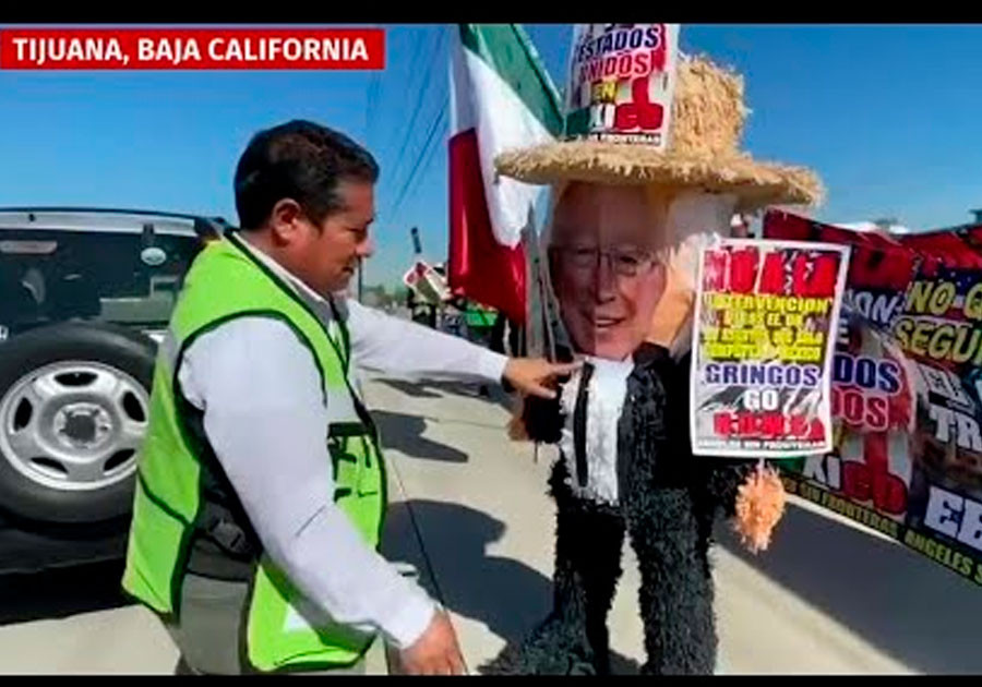 Queman piñata de Ken Salazar en protestas a mal trato a migrantes
