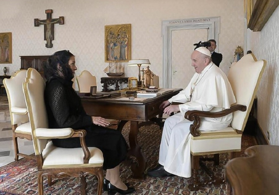 La esposa del presidente y el Papa.