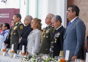 En Oriental, AMLO y Sergio Salomón presiden Ceremonia por Día del Ejército Mexicano