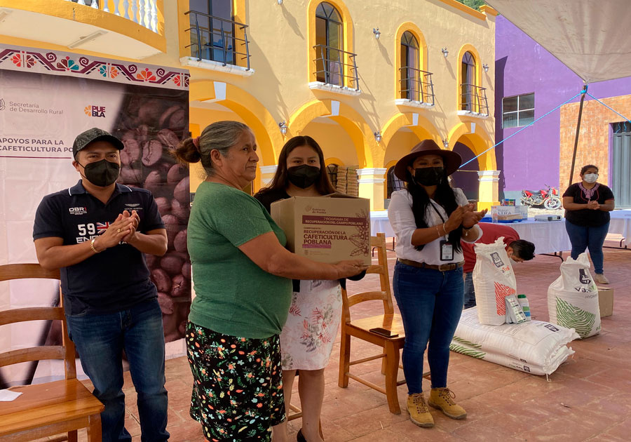 Entrega SDR apoyos para cafeticultura en Sierra Negra