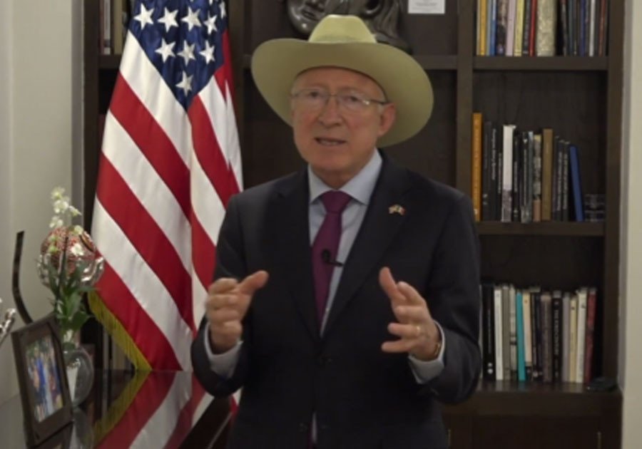 Ken Salazar pide a migrantes que no tomen caminos controlados por delincuentes