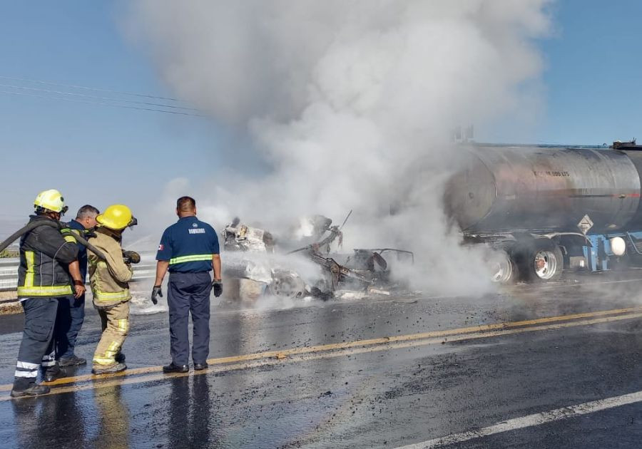 Arde pipa con asfalto en autopista Tehuacán-Oaxaca