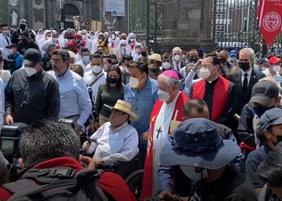 Acompañan el gobernador Barbosa y su esposa procesión de Viernes Santo