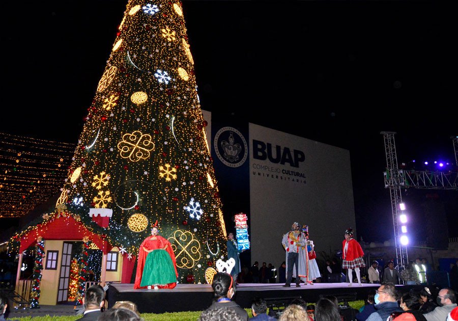 Con encendido del árbol navideño, BUAP da la bienvenida a la época decembrina