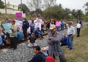 Exferrocarrileros suspenden acto extremo