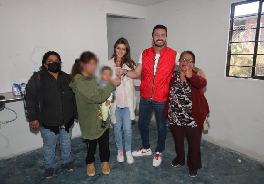 Familia recibe casa de manos del diputado Toño López