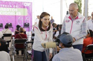 Entrega MariElise Budib aparatos funcionales a 74 personas