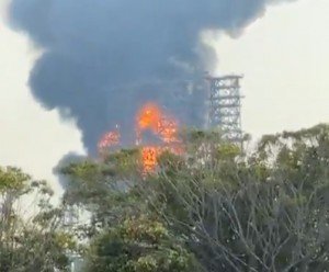 Fuerte incendio en Dos Bocas es controlado sin reportar personas heridas