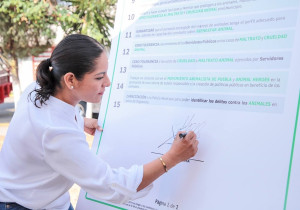 Lupita Cuautle firma carta compromiso de la Agenda Animalista