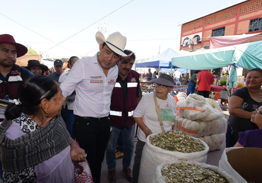 Eduardo Castillo continúa recorriendo la mixteca poblana, cálida recepción en Huehuetlán el Chico