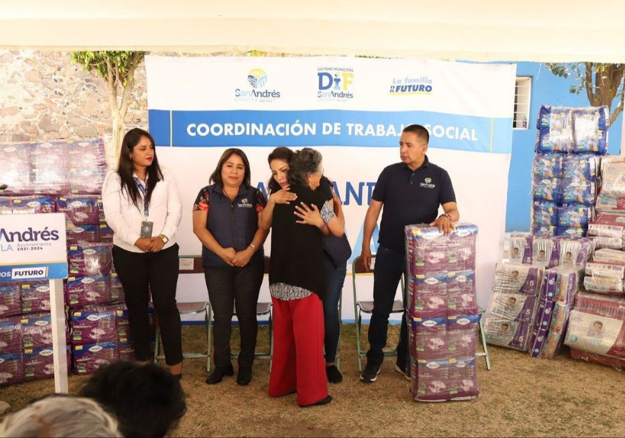 Entrega DIF Municipal apoyos a personas de la tercera edad en San Andrés Cholula