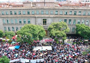 Abarrotan Corte jóvenes a favor de la reforma 