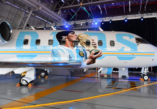 No va en tren… Maradona viaja en avión al Mundial de Qatar