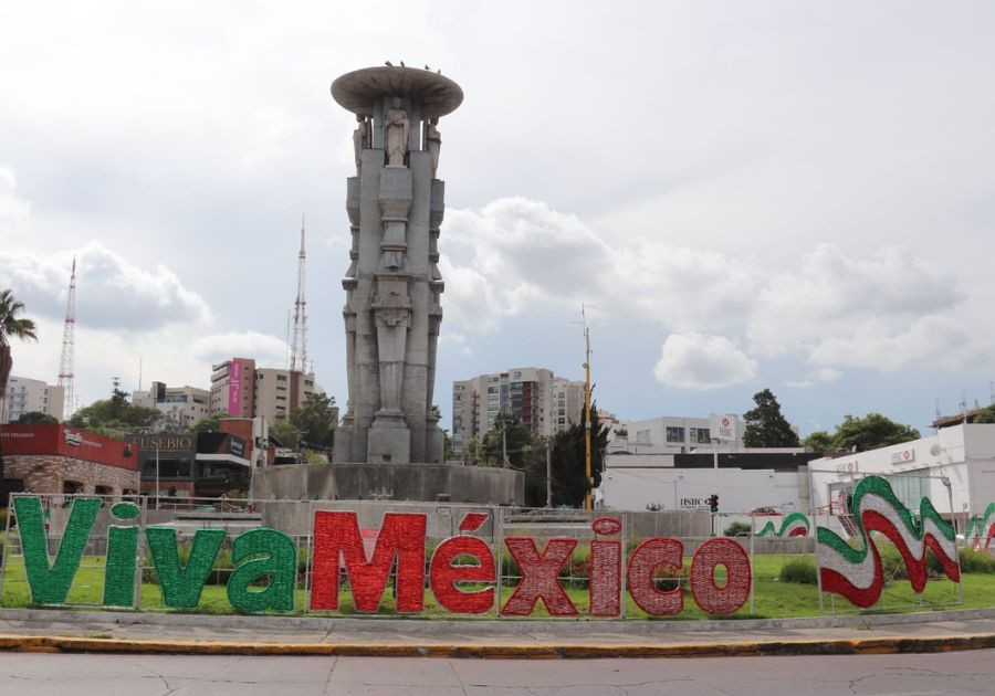 Comienza colocación de adornos patrios en Puebla capital