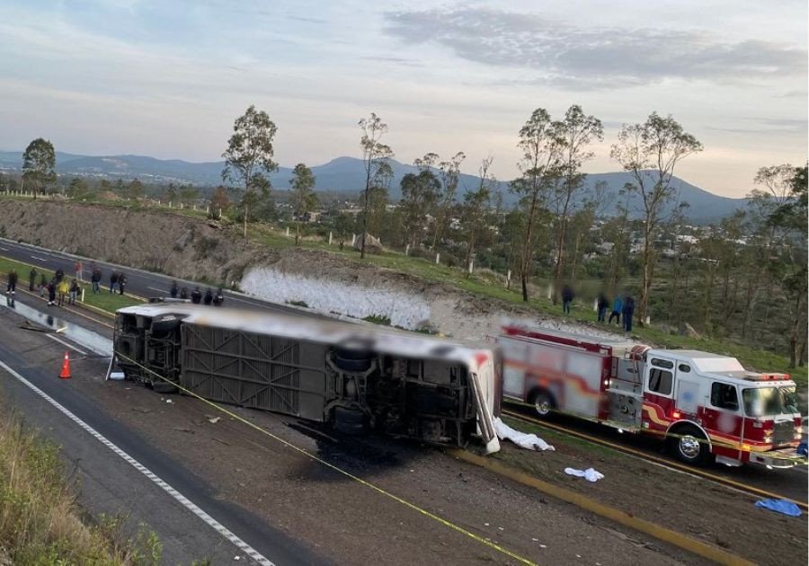 Volcadura deja un muerto y 12 heridos en Los Reyes-Zacatepec