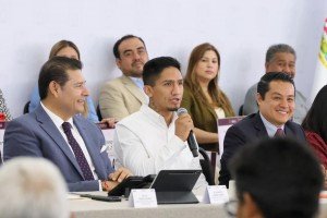 Gobernador Armenta Mier reconoce a “El Tigre” Arellano y le otorga beca universitaria