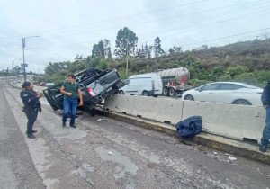 Lluvia y exceso de velocidad provocan carambola en Periférico Ecológico