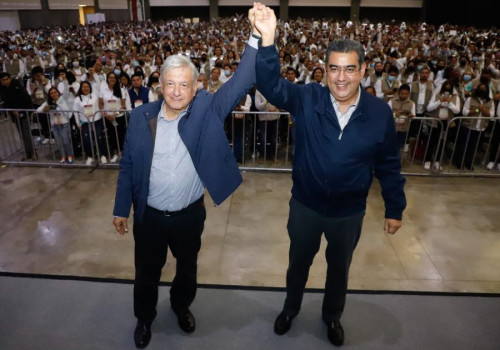 Durante visita a Puebla, AMLO se reúne con Sergio Salomón