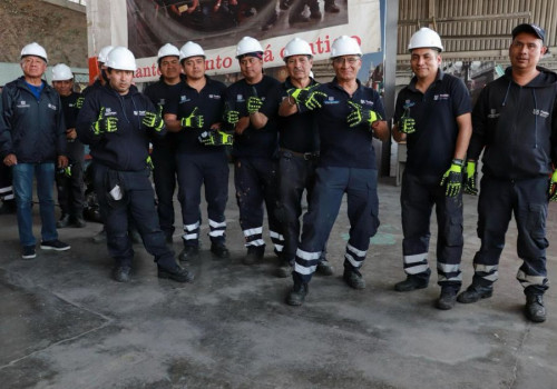 Entregan equipo de seguridad a cuadrilla de mantenimiento de mercados de Puebla