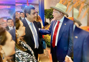 Asiste gobernador de Puebla a festejos por independencia de EU