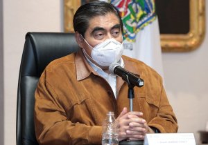 El gobernador de Puebla.