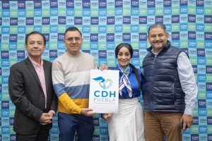 CDHPuebla entrega premio al ganador del nuevo logotipo