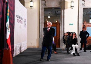 AMLO se emociona hasta las lágrimas con canción en su última mañanera