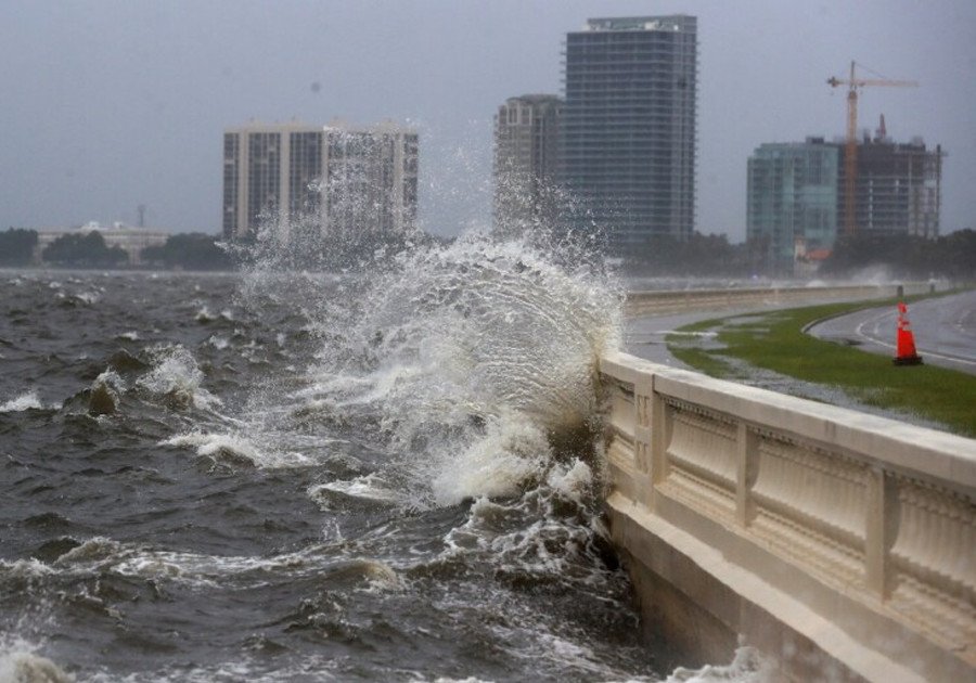 Alertan a la comunidad mexicana en Florida ante la llegada del huracán Debby