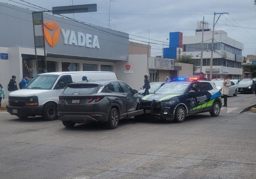 Choca conductor contra patrulla de la policía en Puebla capital