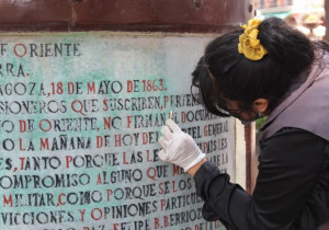 Continúa el mantenimiento preventivo de monumentos del zócalo de Puebla
