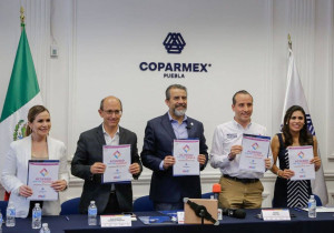 Riestra firma acuerdo con Coparmex por Puebla con desarrollo