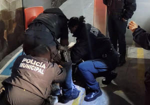 Ayudan policías municipales de Puebla a mujer en labor de parto