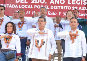El gobernador Sergio Salomón asistió al Informe de Actividades del Segundo Año Legislativo de la diputada local, Azucena Rosas Tapia