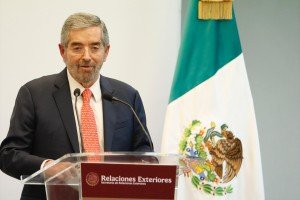Canciller Juan Ramón De la Fuente se separa por operación médica