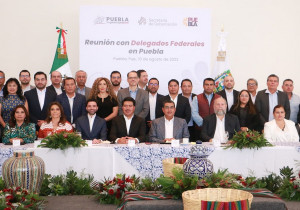El gobernador Sergio Salomón sostuvo una reunión de trabajo con delegados federales, secretarias y secretarios del gabinete estatal