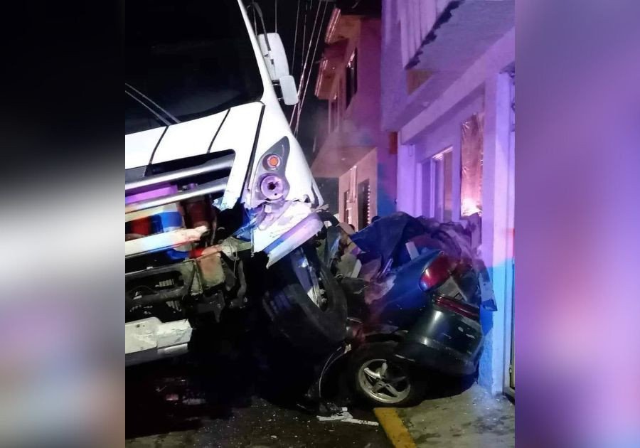 Autobús embiste camioneta y mata a 5 personas en Coronango