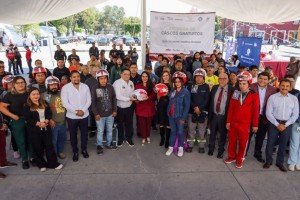 Tonantzin Fernández entrega cascos gratuitos a motociclistas de San Pedro Cholula