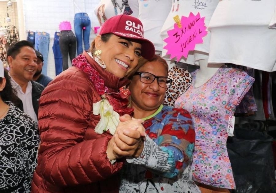 Recorre Olivia Salomón el tianguis de San Martín Texmelucan