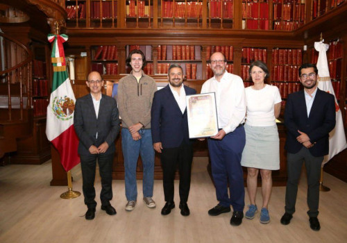 Otorga Ayuntamiento de Puebla copia de Cédula Real a Premio Nobel