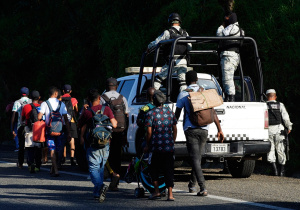 INM advierte acusa dirigente de caravana de arriesgar a migrantes