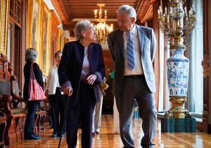 Entrega AMLO premio de Unesco a familia de Gilberto Bosques