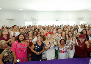 Mujeres en Yucatán se suman al movimiento ‘Por Ella, Por Todas’ en apoyo a Claudia Sheinbaum