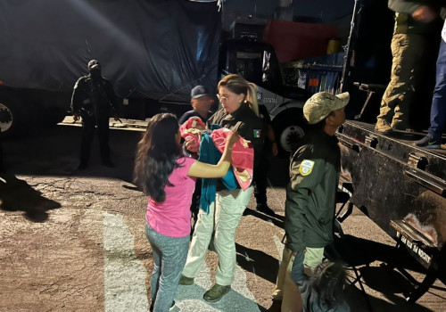Descubren a 230 migrantes en contenedor de tráiler en la México-Puebla