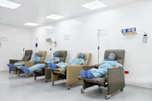 Continúa mejorando el DIF Puebla Capital la visión de personas adultas mayores con cirugías de cataratas gratuitas