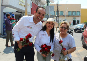 Eduardo Castillo festeja a las mamás en su día