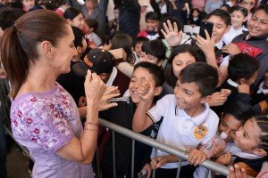 Encabeza la presidenta Claudia Sheinbaum entrega de tarjetas de la Beca Rita Cetina en Tijuana